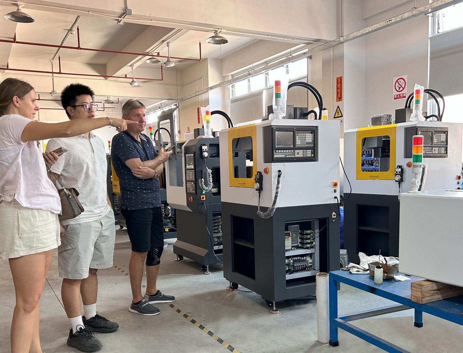 捷克客戶蒞臨育菁裝備考察桌面級(jí)加工中心，深化技術(shù)交流合作